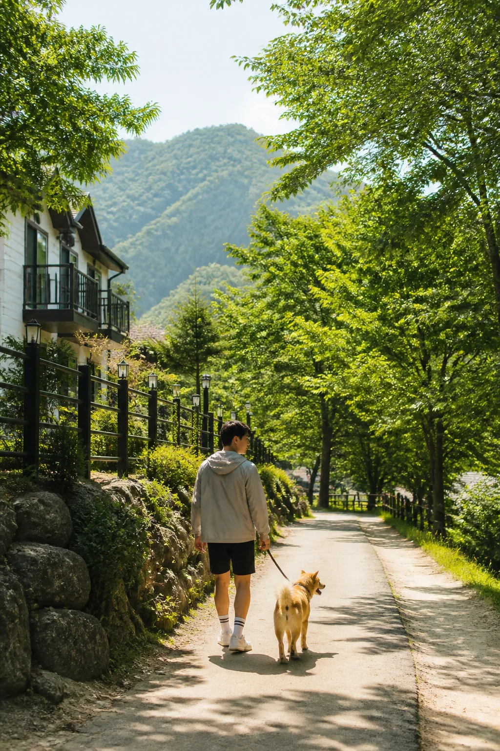가평애견펜션 주변의 포장 산책로를 보호자와 반려견이 안전하게 걷는 모습